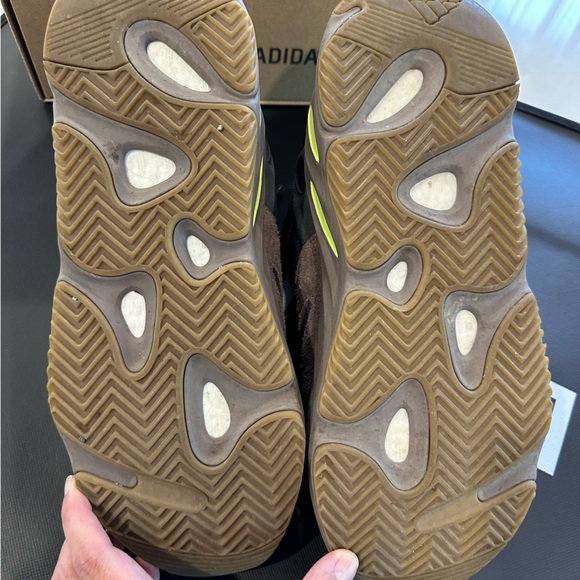 Yeezy Boost 700 - Picture 3 of 4
